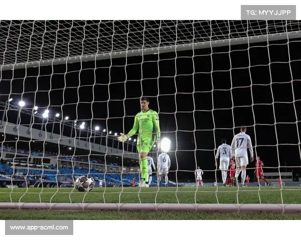 皇马门将库尔图瓦关键扑救,力保城门不失