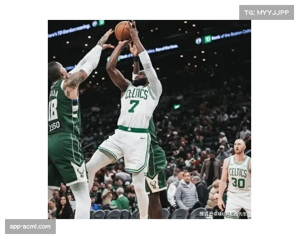 凯尔特人击败雄鹿，战术板显示末节决胜阶段首次使用“无限换防”策略